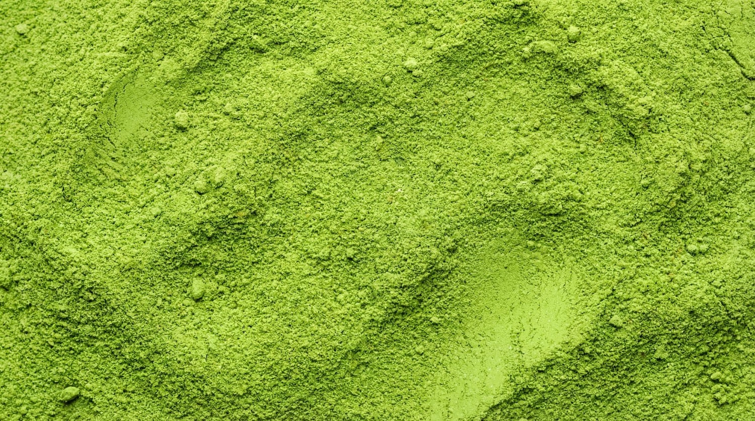 Bol de matcha d'Uji fouetté, mousse dense et couleur émeraude