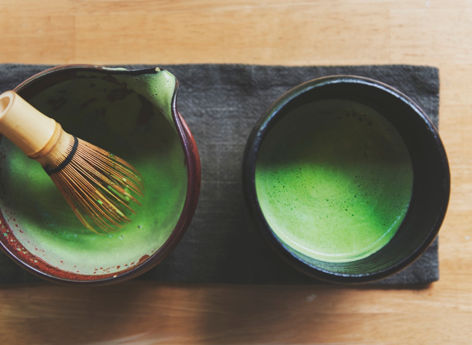 Deux bols de matcha comparés : l'umami d'Uji face au caractère de Kagoshima