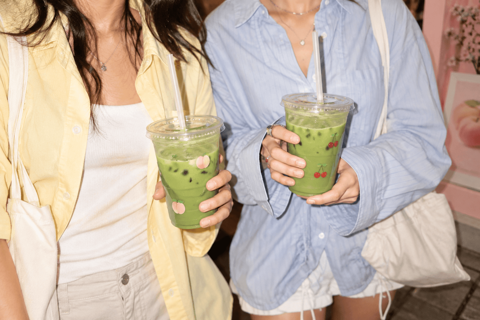 Deux matcha lattes glacés à emporter, à la sortie d'un café